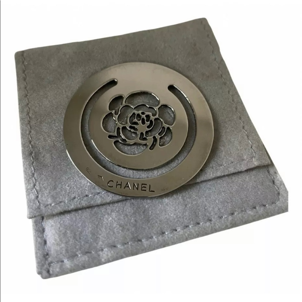 CHANEL money clip Iconic camelia Design.